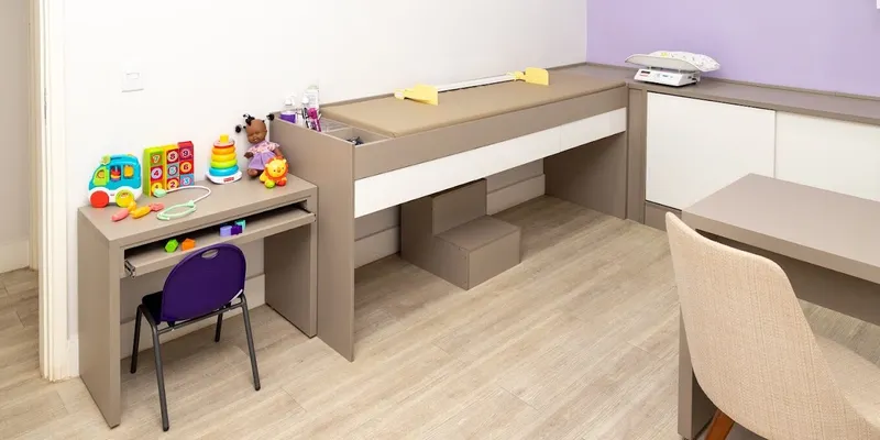 Espaço de exame pediátrico no consultório da Clínica Gioia